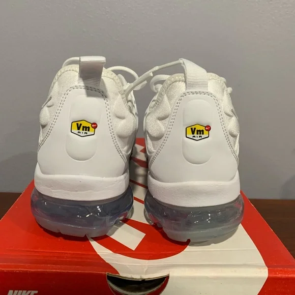 NIKE AIR VAPORMAX PLUS WHITE MENS SIZE 9.5 BRAND NEW W/BOX (924453-100)